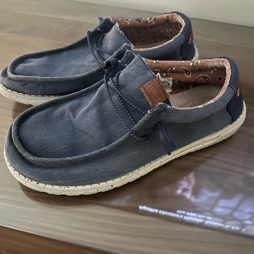 Men’s size 10 hey dudes